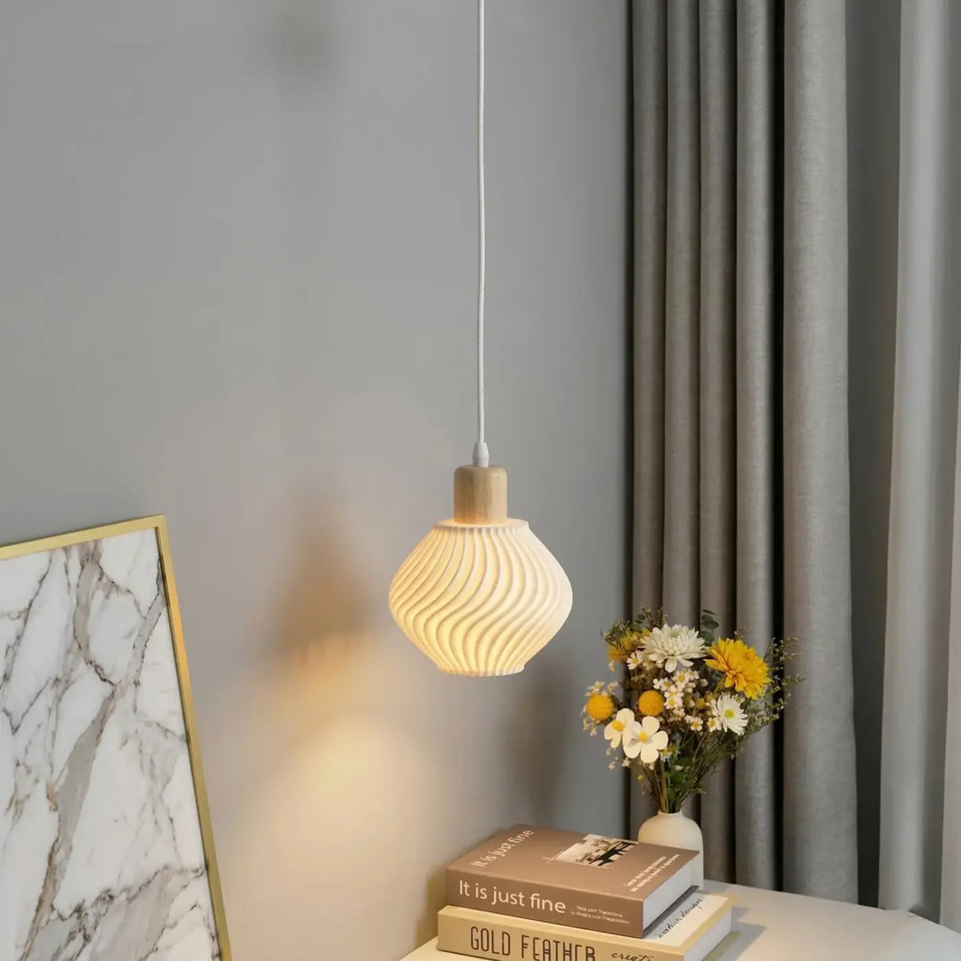 Suspension luminaire ondula avec abat-jour en verre côtelé crème et bois naturel pour une lumière douce et touche élégante