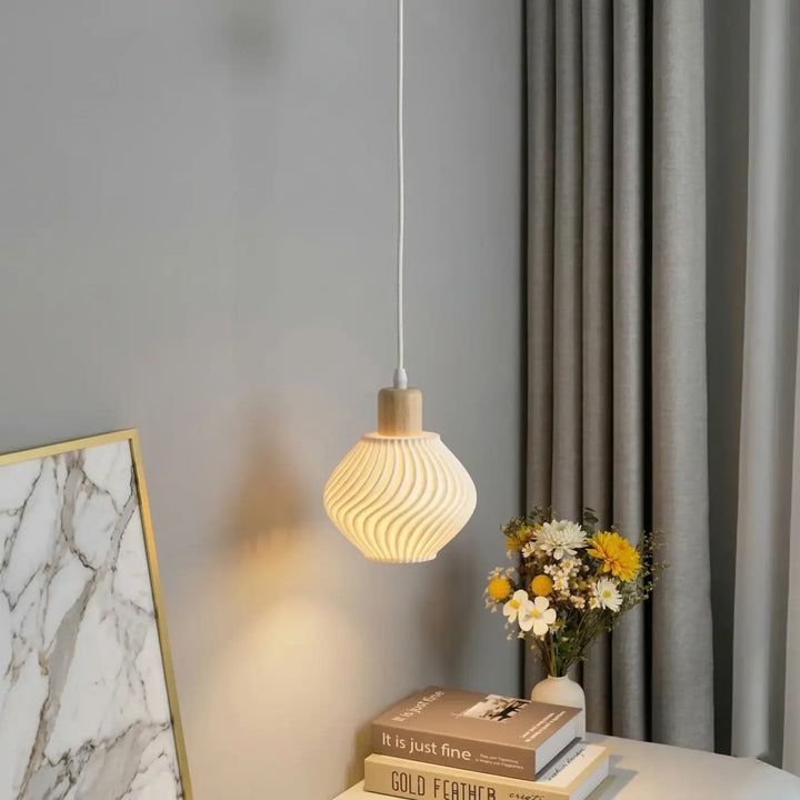 Suspension luminaire ondula avec abat-jour en verre côtelé crème et bois naturel pour une lumière douce et touche élégante