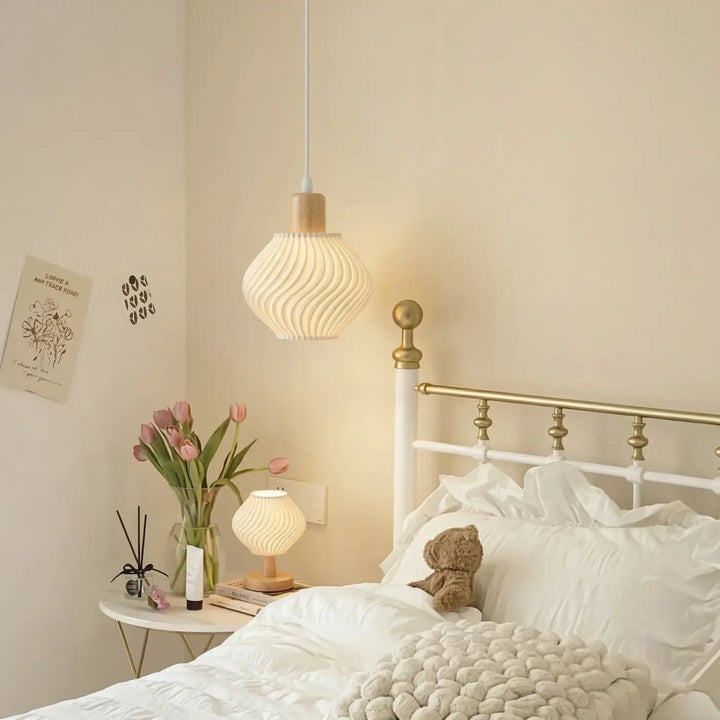 Suspension luminaire ondula en céramique crème côtelée avec top en bois et lumière douce pour une touche élégante