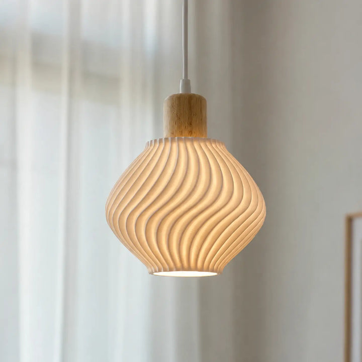 Suspension luminaire ondula avec design ondulé en matériau translucide écru et touche élégante en bois naturel pour lumière douce