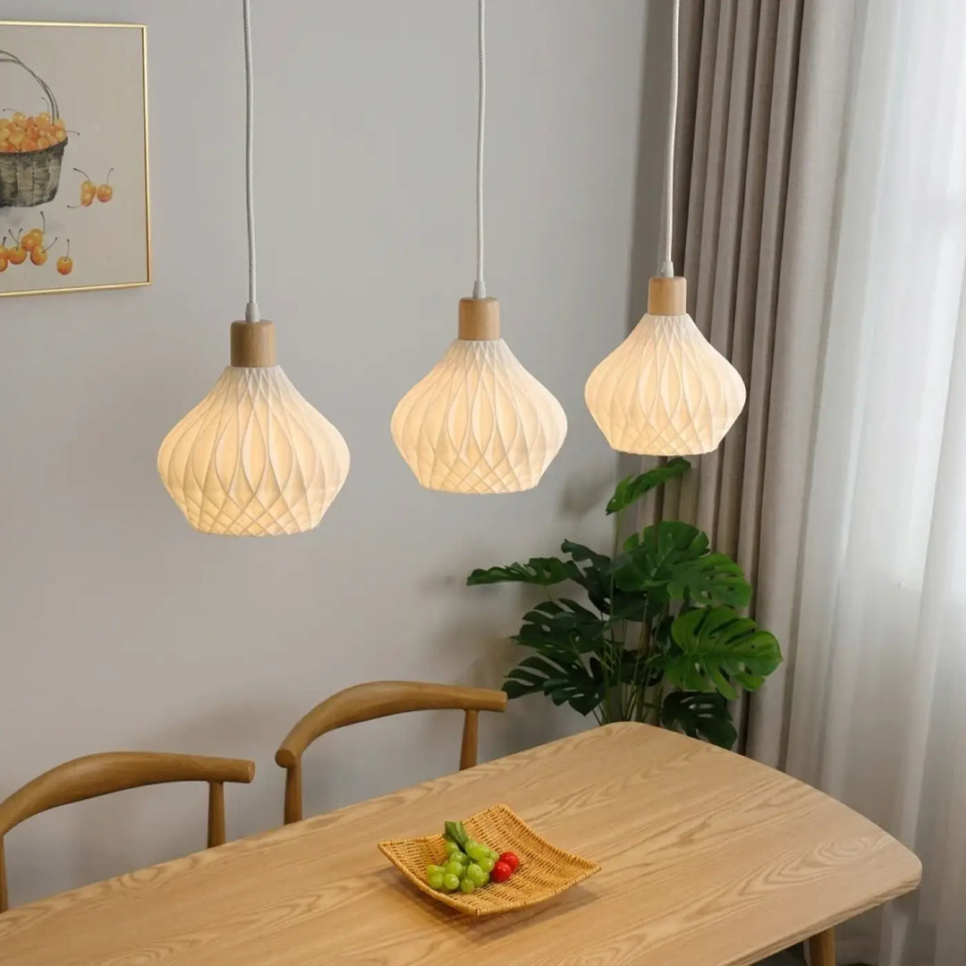 Suspension luminaire ondula avec trois luminaires off-white en papier tissé et bois pour une touche élégante