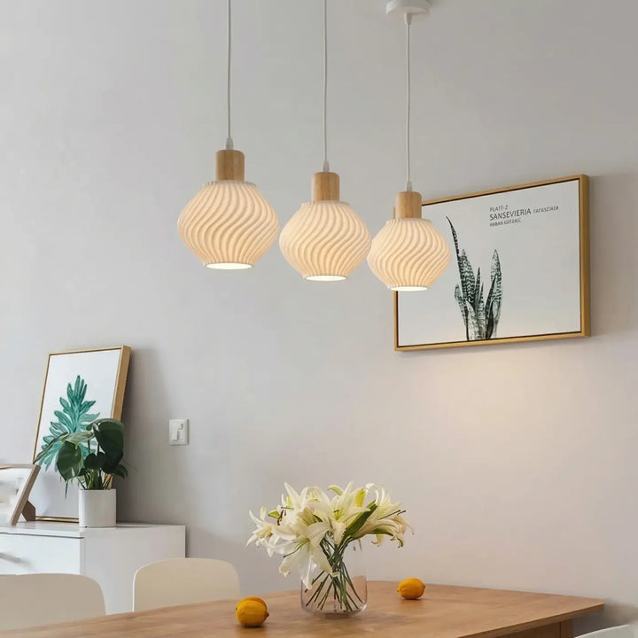 Suspension luminaire ondula avec design suspendu, abat-jour en verre tissé crème et accents bois pour lumière douce et touche élégante