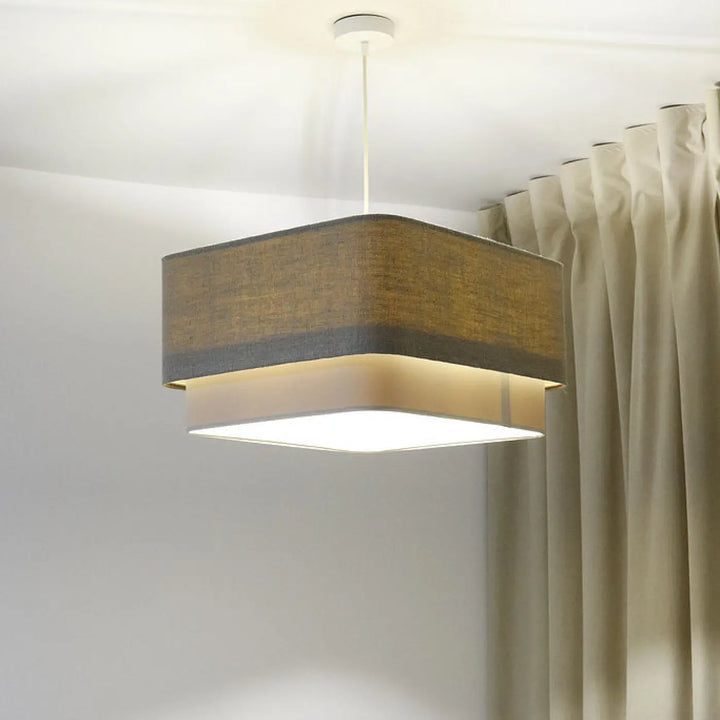Luminaire suspension kwadro duo taupe avec abat-jour rectangulaire en tissu tissé marron et bordure gris foncé design taupe