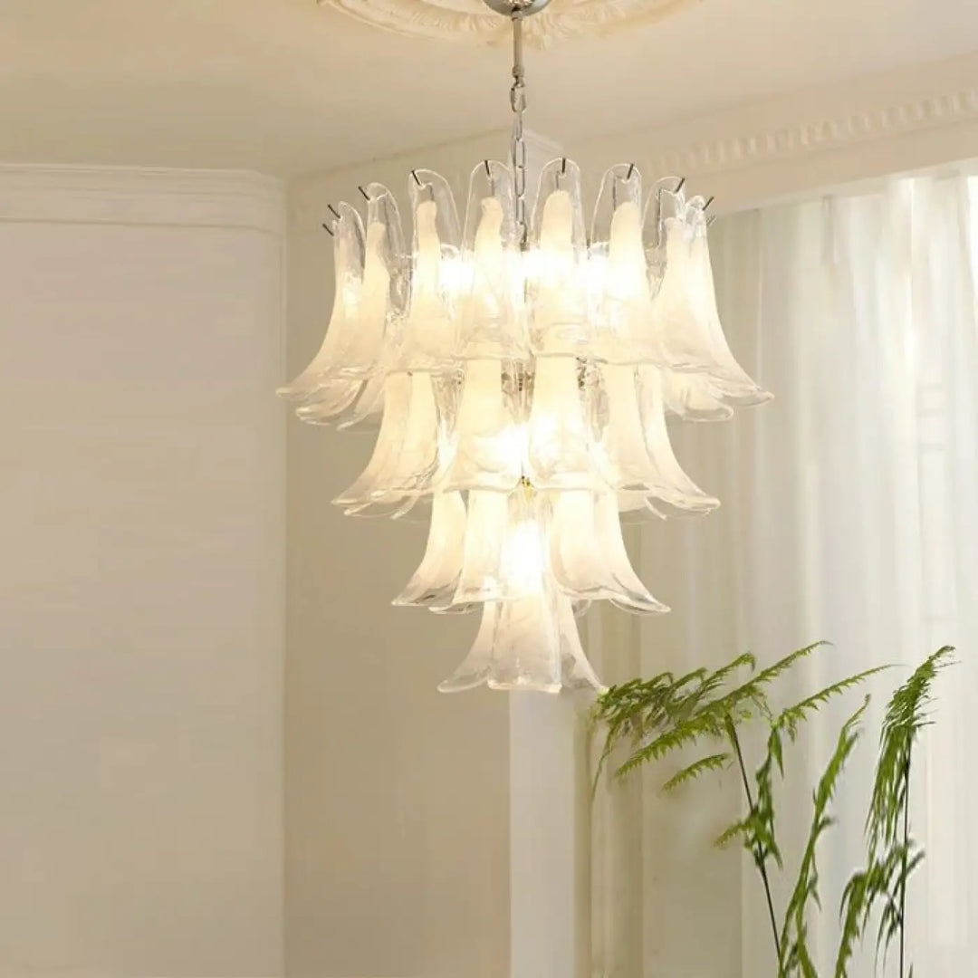 Suspension luminaire nymo avec verre soufflé en pétales blancs translucides et cadre chrome pour une élégance intemporelle