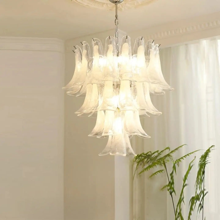 Suspension luminaire nymo avec verre soufflé en pétales blancs translucides et cadre chrome pour une élégance intemporelle