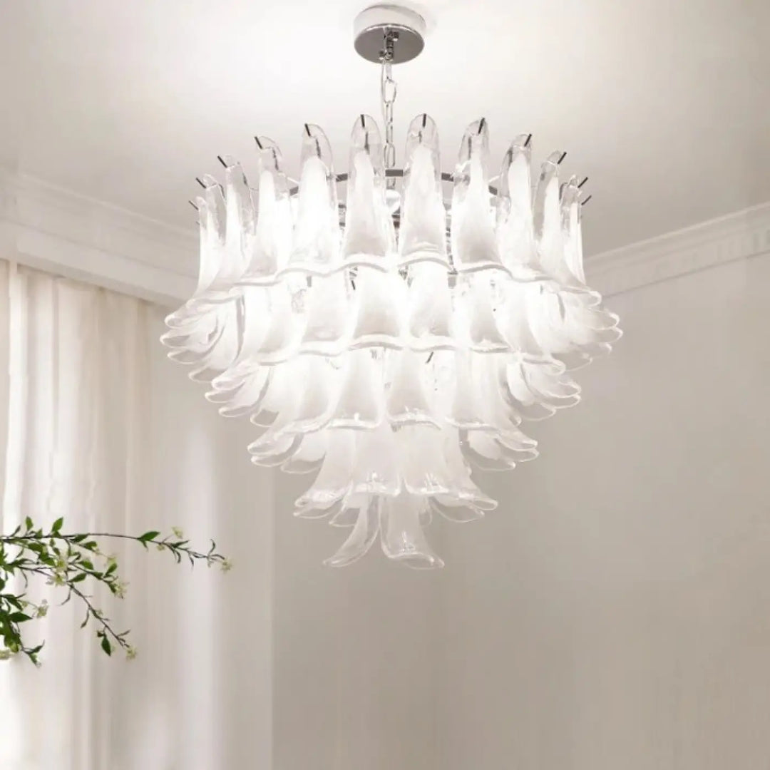 Suspension luminaire nymo en verre soufflé avec pétales blanches translucides en cascade pour une élégance intemporelle