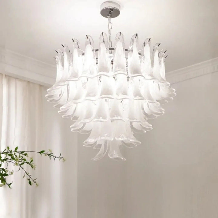 Suspension luminaire nymo en verre soufflé avec pétales blanches translucides en cascade pour une élégance intemporelle