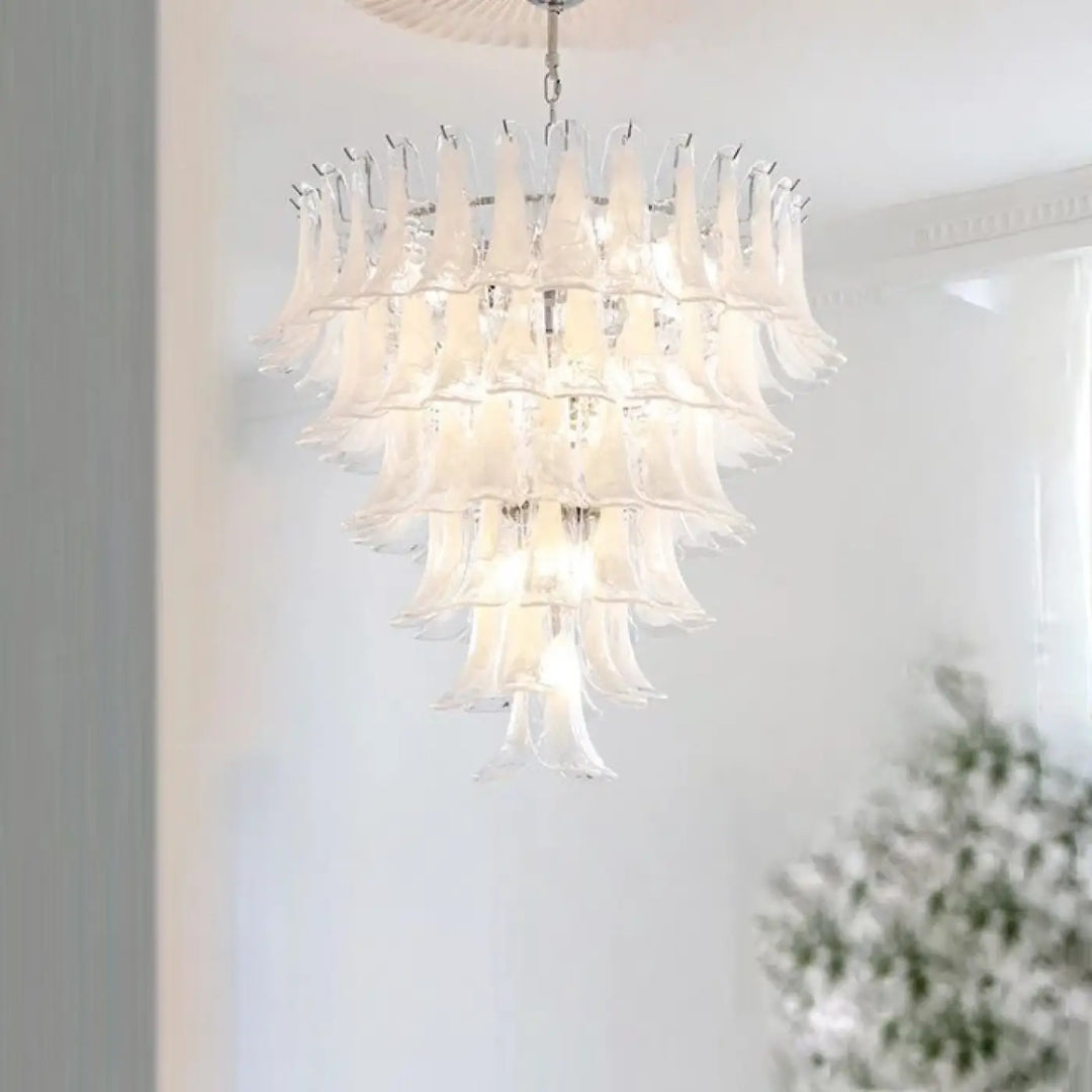 Suspension luminaire nymo avec verre soufflé blanc translucide en pétales multicouches pour une élégance intemporelle