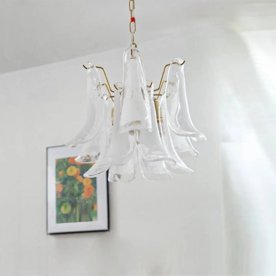 Suspension luminaire nymo en verre soufflé avec bras métalliques dorés et abat-jour délicats pour une élégance intemporelle