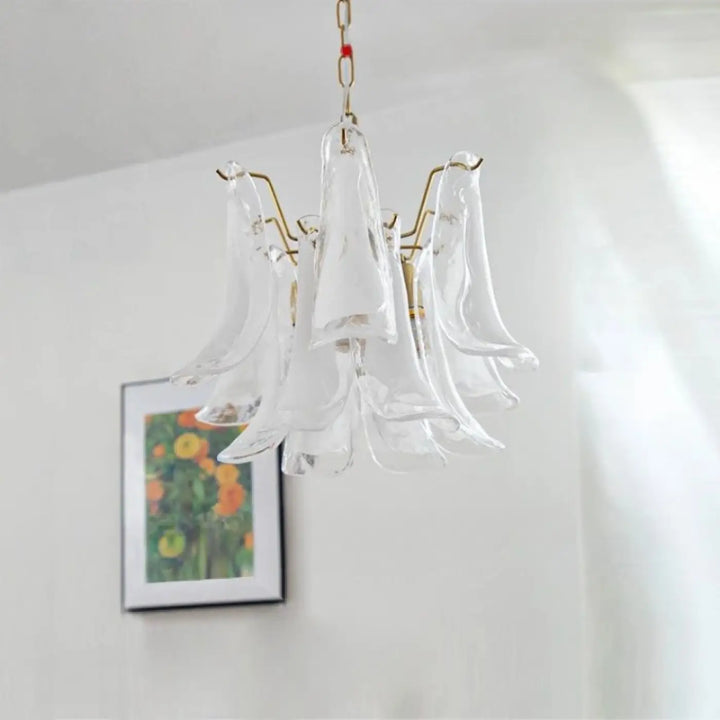 Suspension luminaire nymo en verre soufflé avec bras métalliques dorés et abat-jour délicats pour une élégance intemporelle