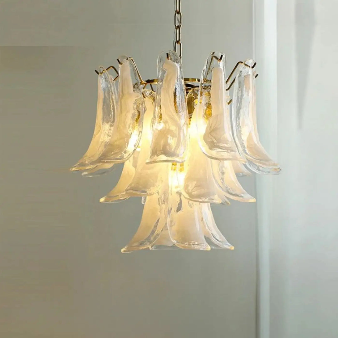 Suspension luminaire nymo en verre soufflé avec un design en pétales translucides et chaîne en laiton pour élégance intemporelle