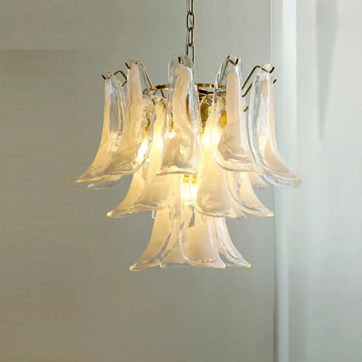 Suspension luminaire nymo en verre soufflé avec un design en pétales translucides et chaîne en laiton pour élégance intemporelle