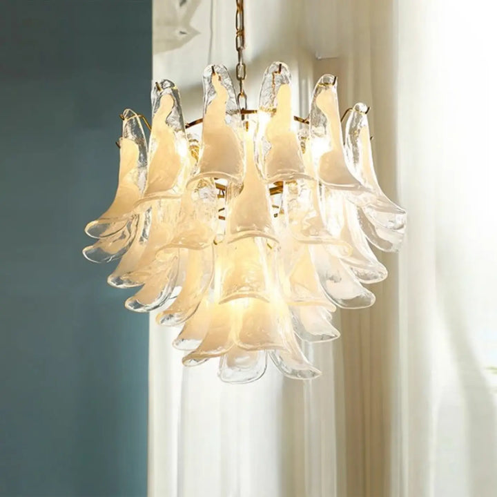 Suspension luminaire nymo en verre soufflé translucide avec accents métaux dorés pour une élégance intemporelle