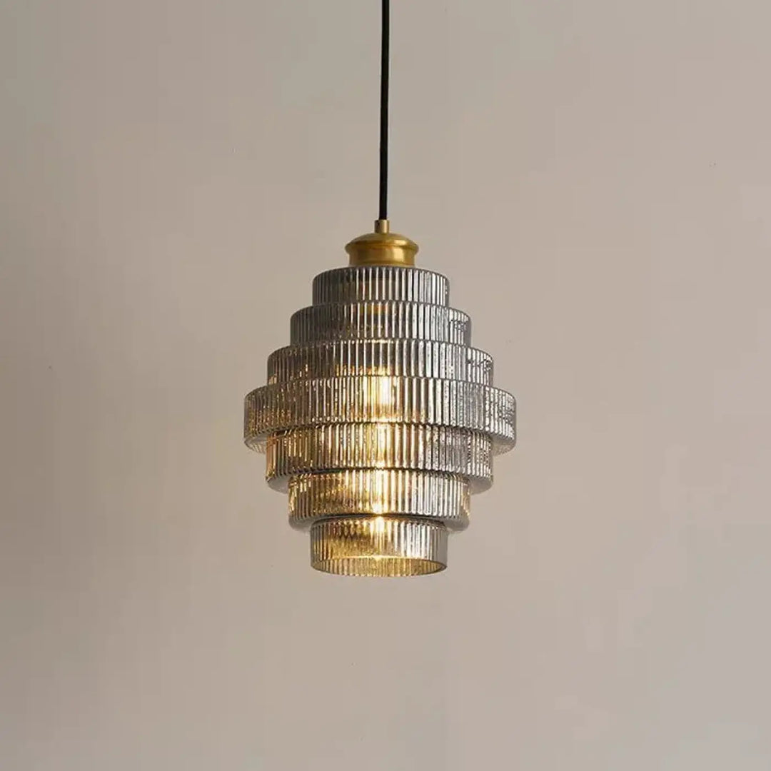 Suspension design en verre strié style art déco aux reflets dorés