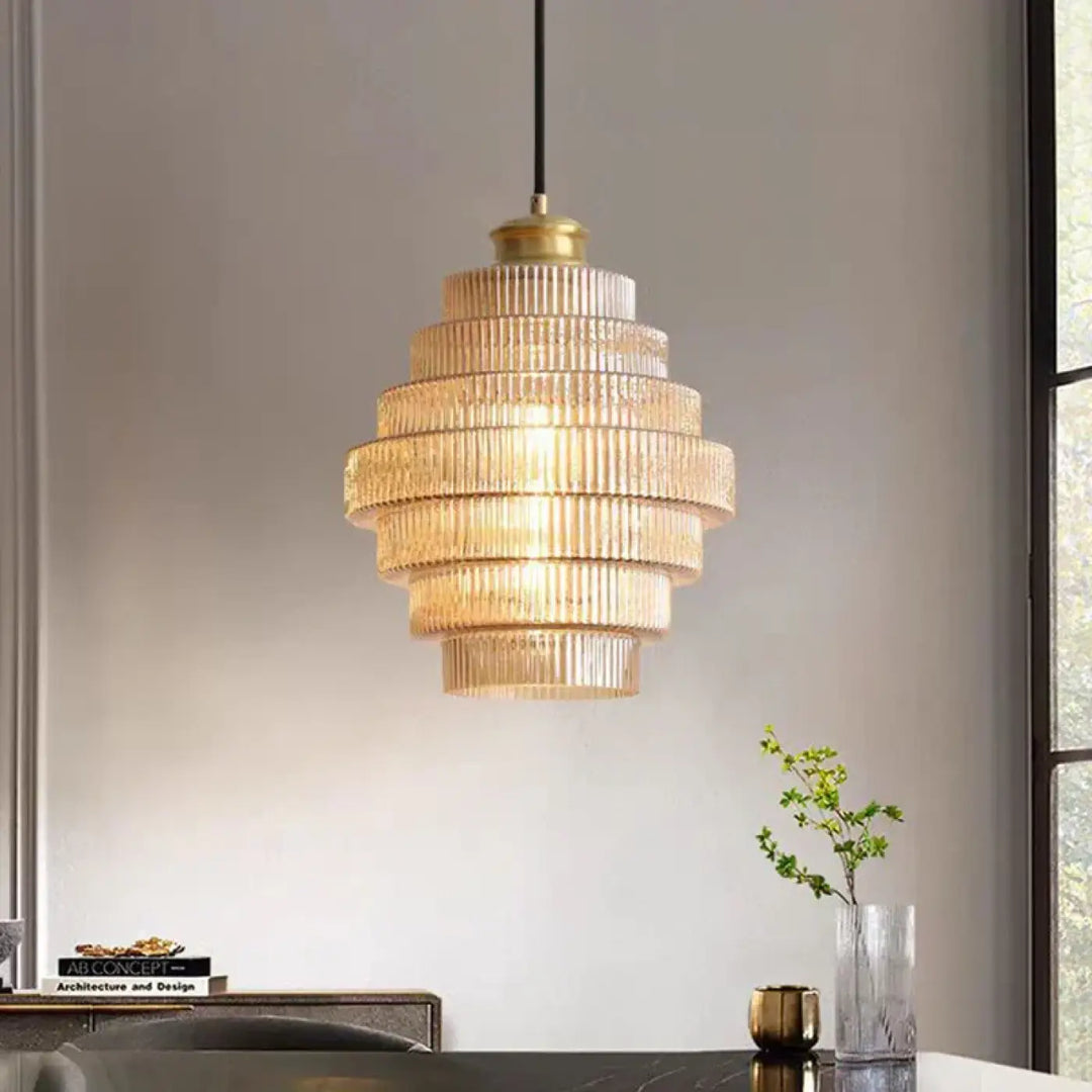 Suspension design en verre strié style art déco aux reflets dorés