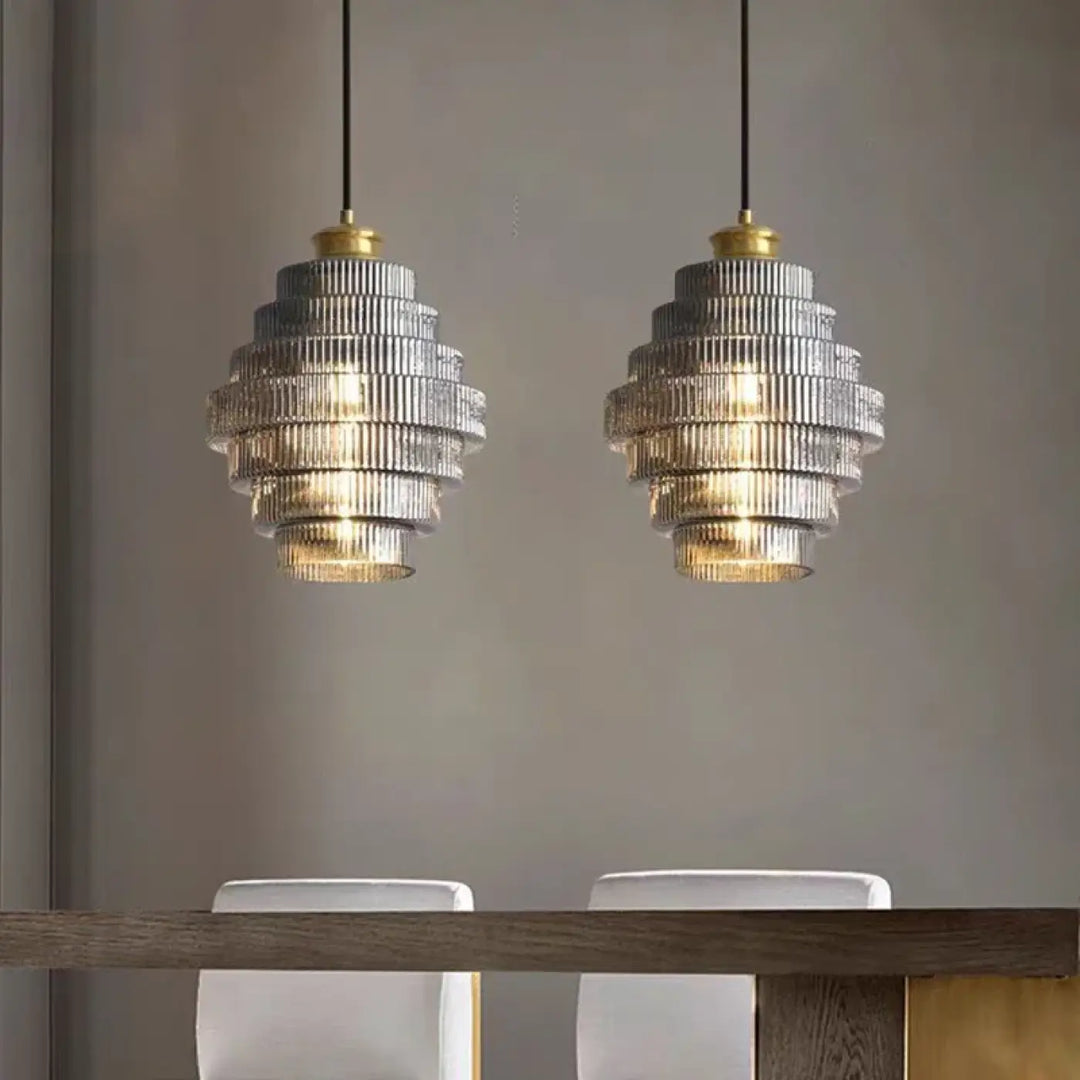 Suspension design en verre strié style art déco aux reflets dorés