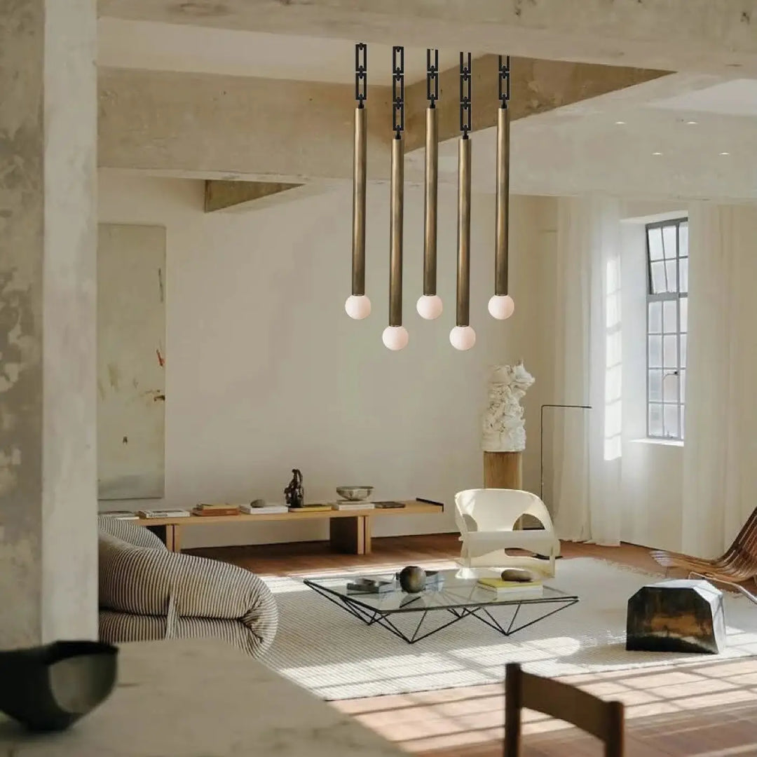 Suspension luminaire hinty avec tube métallique en laiton et chaînes noires mat, sphères en verre blanc globe lumineux design verticale