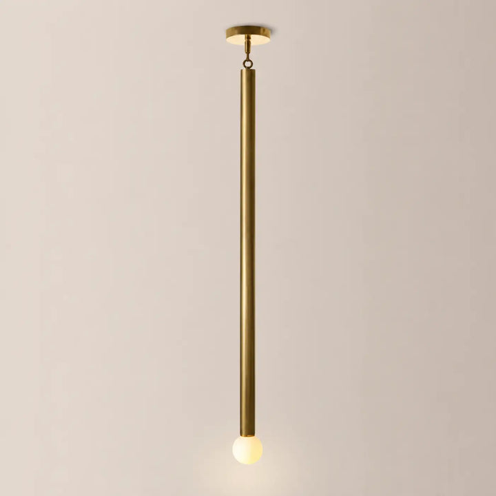 Suspension luminaire hinty en laiton avec tube métallique cylindrique et globe lumineux design verticale éclaire élégamment