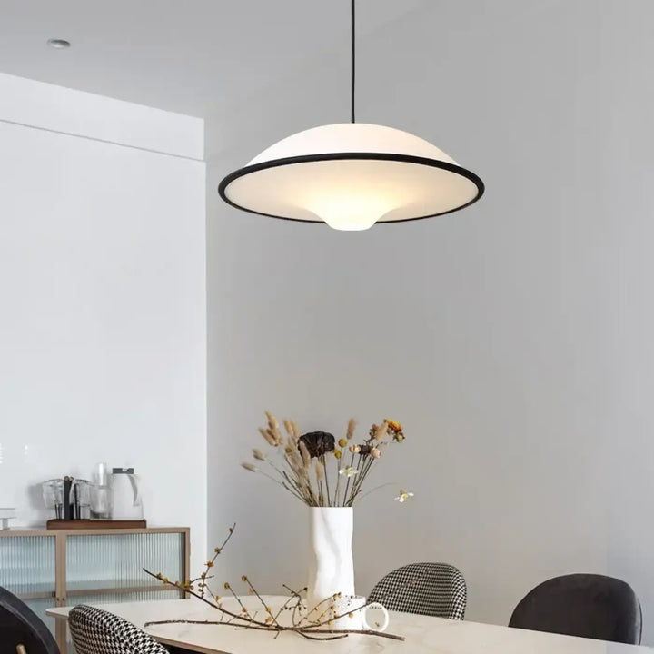 Suspension disque UFO blanche bord contrasté design moderne


