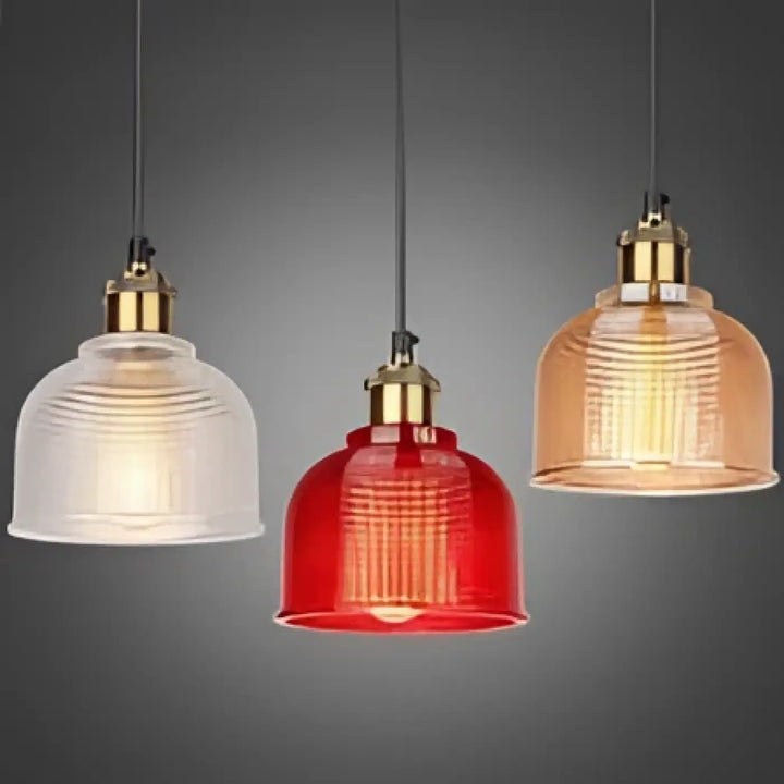 Suspension luminaire italino avec trois suspensions industrielles en verre strié blanc, rouge et ambre à monture en laiton