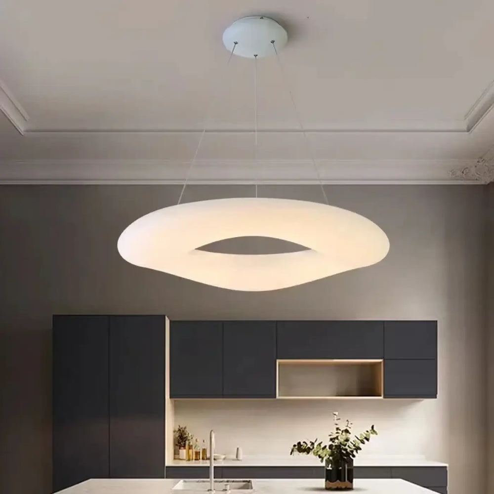 Suspension LED blanche design organique forme ovale ajourée moderne

