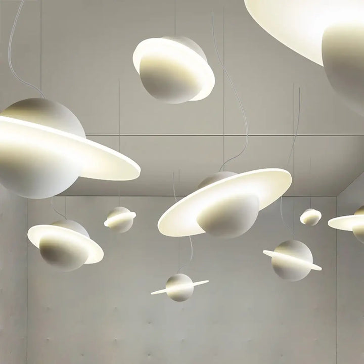 Suspension LED au design futuriste inspiré du système solaire

