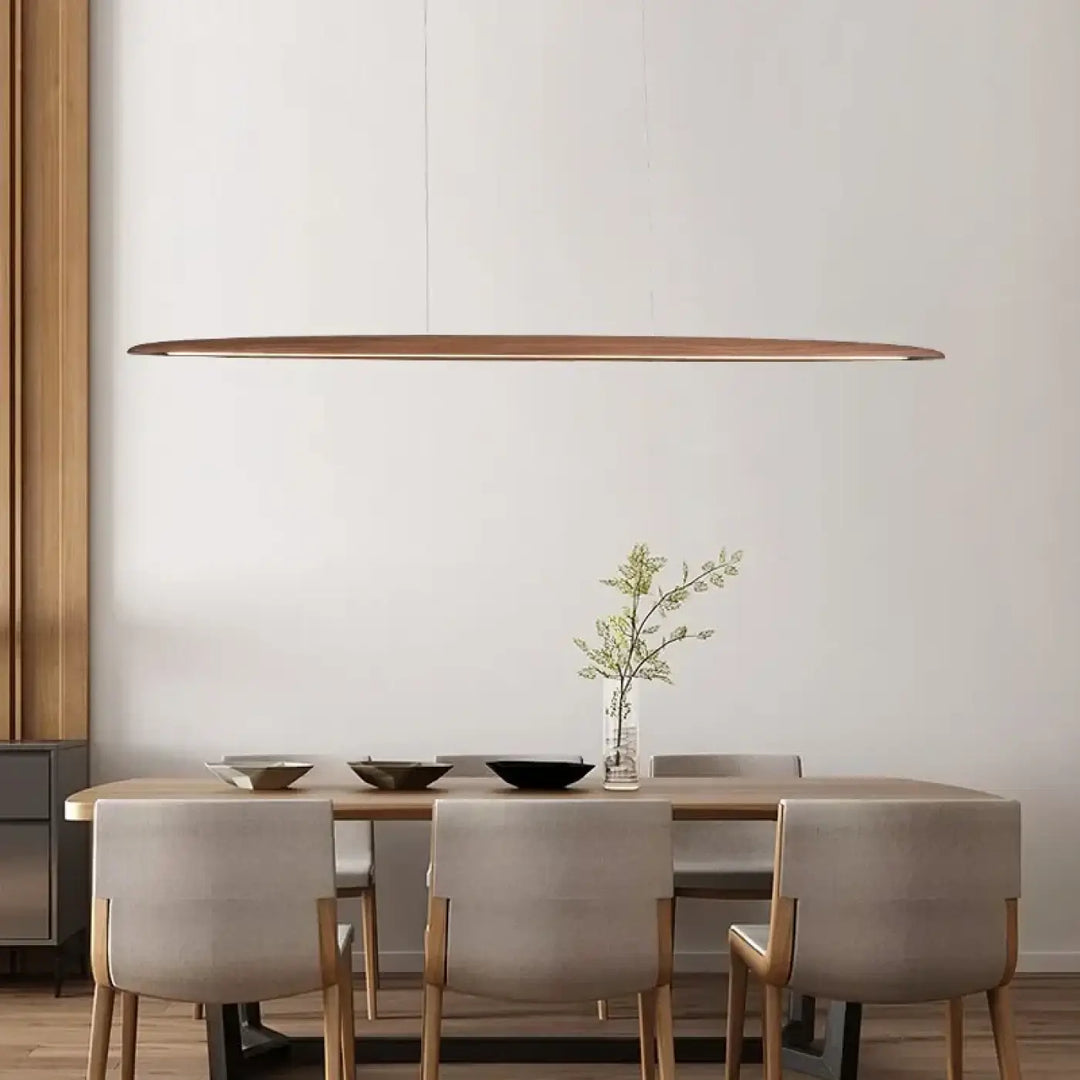 Suspension linéaire bois design pour salle à manger épurée

