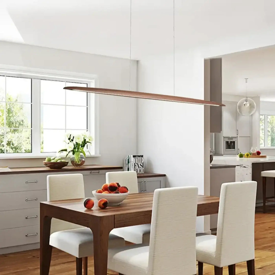 Suspension linéaire bois design pour salle à manger épurée

