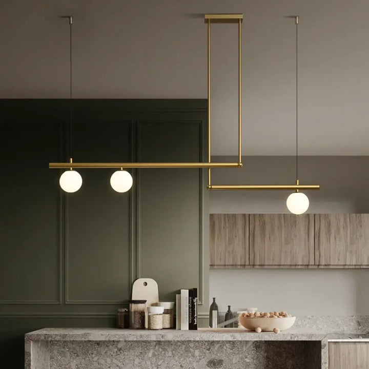 Suspension linéaire dorée avec globes en verre style moderne