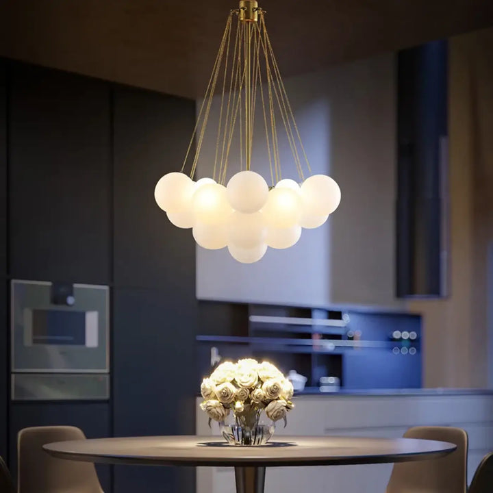 Suspension luminaire avec 37 boules blanches pour chambre moderne

