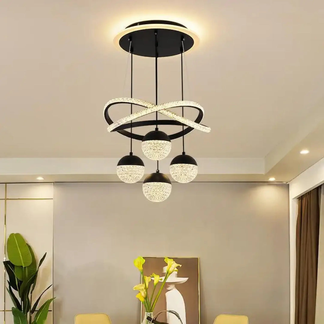 Suspension luminaire avec anneaux entrelacés

