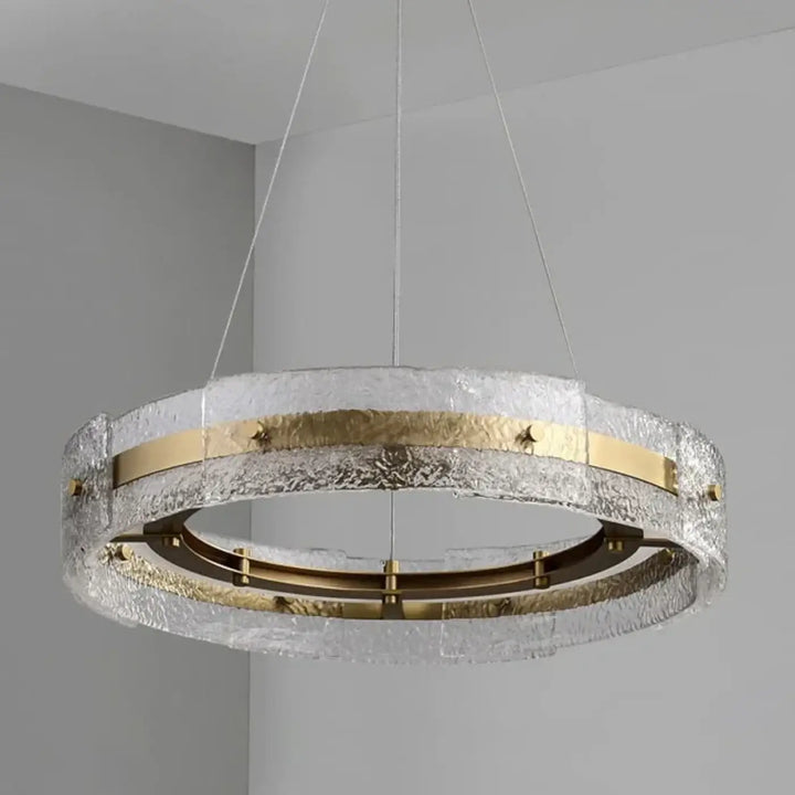 Suspension luminaire diamara avec anneaux flottants en verre dépoli texturé et accents en laiton poli pour décoration intérieure