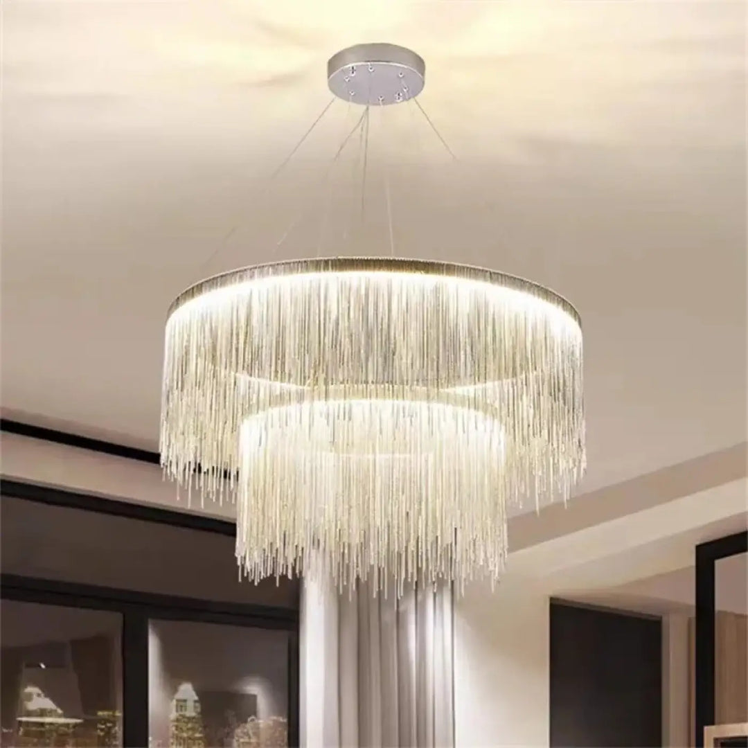 Suspension luminaire argentée à pampilles au design post moderne


