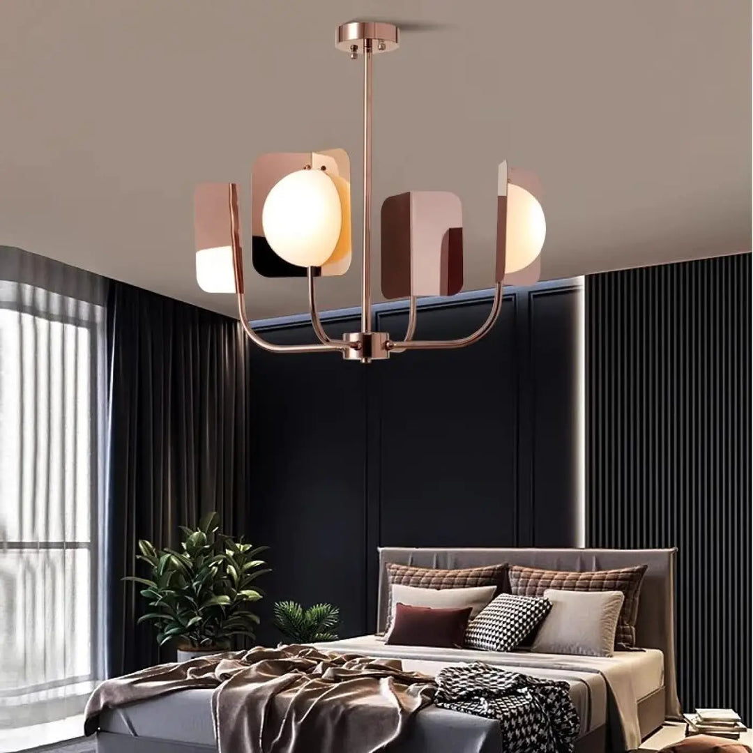 Suspension luminaire copra avec bras géométriques en métal doré rose mat et globes opalins aux tons chauds