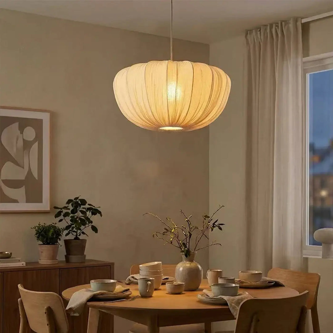 Suspension luminaire saï en tissu plissé chaleureux et doux pour un éclairage artisanal élégant suspendu au plafond