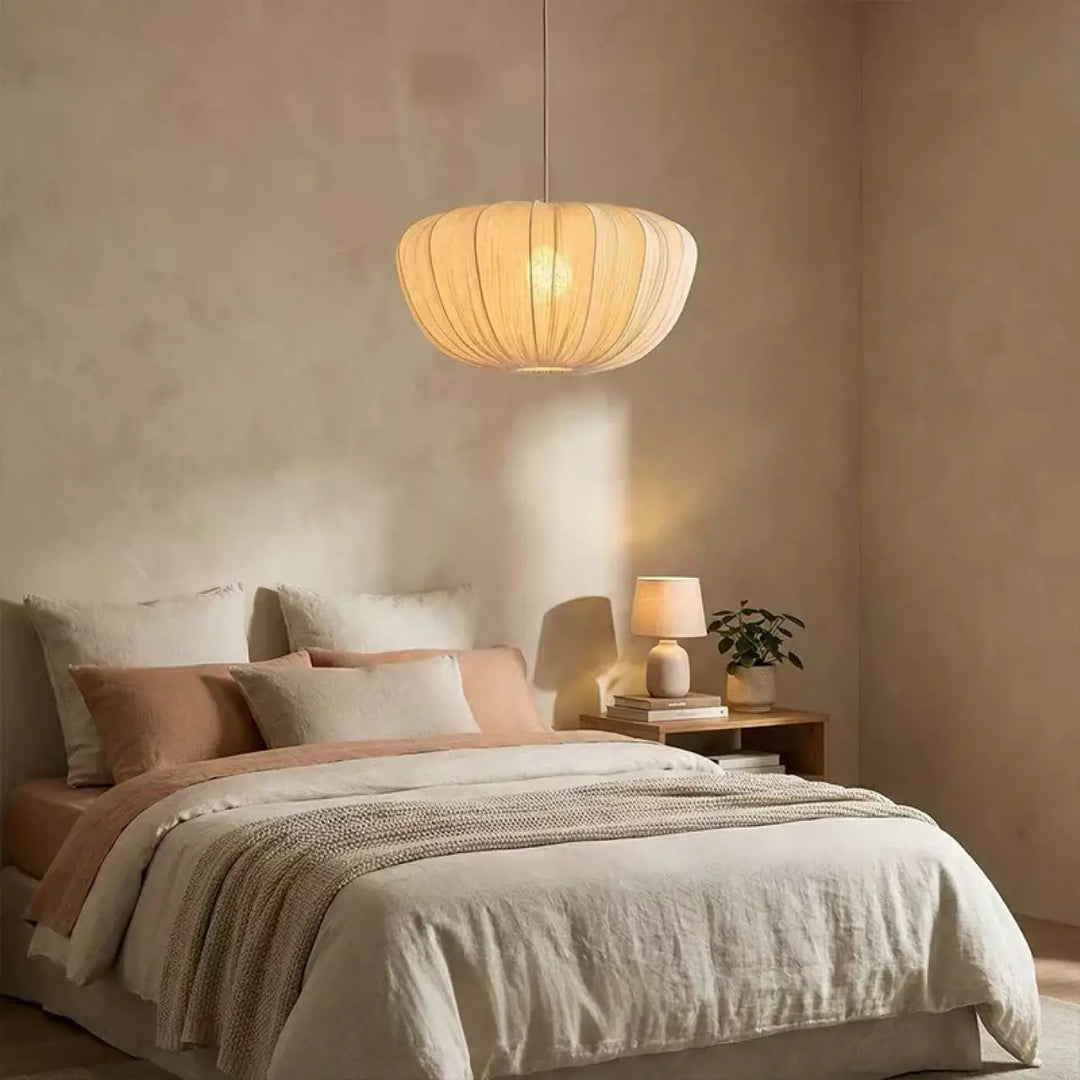 Suspension luminaire saï en papier côtelé ton chaud suspendue au-dessus du lit luminaire artisanale