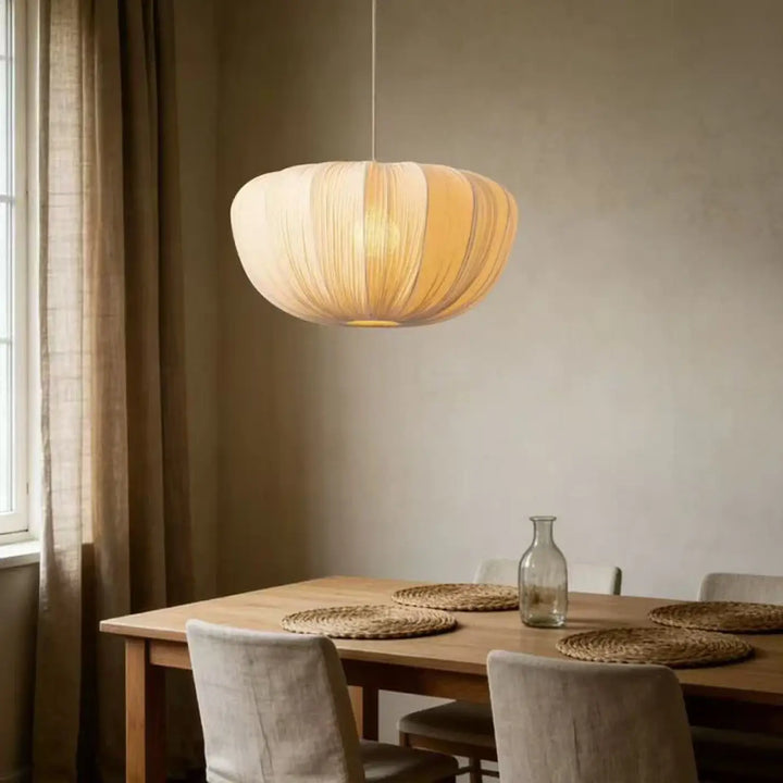 Suspension luminaire saï en papier côtelé crème avec lumière chaude, luminaire artisanale élégant et chaleureux