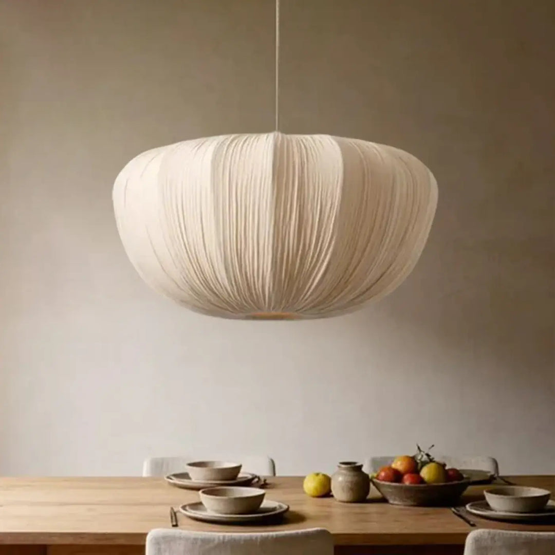 Suspension luminaire sai en papier côtelé crème avec forme organique douce luminaire artisanale design