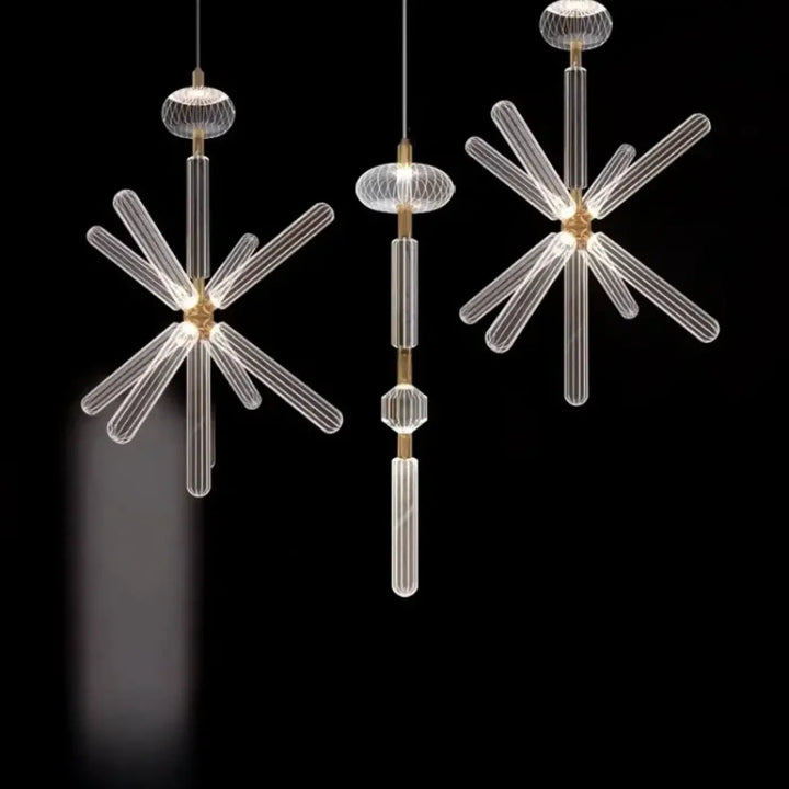 Suspension luminaire striel avec verre cannelé en forme d etoile et accents metalliques dore