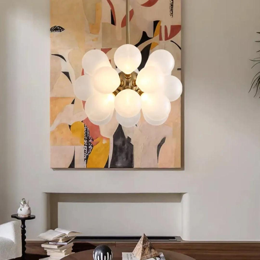 Suspension luminaire anthya en verre soufflé à effet floral avec globes en verre dépoli et structure en laiton