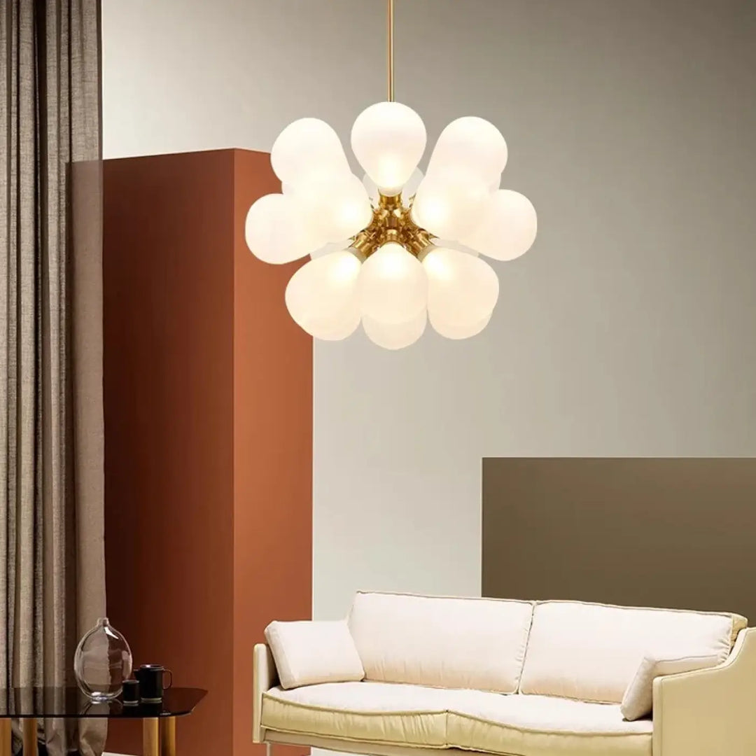 Suspension luminaire anthya avec cadre doré central et globes en verre soufflé effet floral moderne