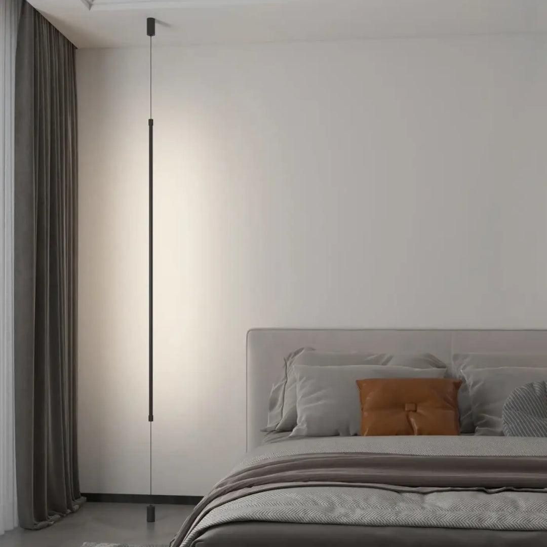 Suspension luminaire attachée au plafond au sol par une barre LED

