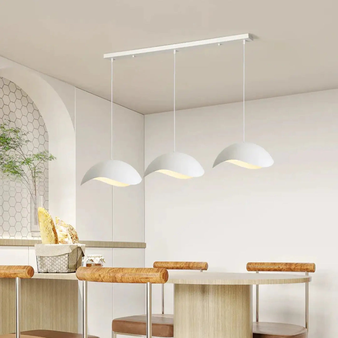 Suspension luminaire eloria avec courbes ondulées en blanc moderne et abat-jours incurvés suspendus au plafond minimaliste