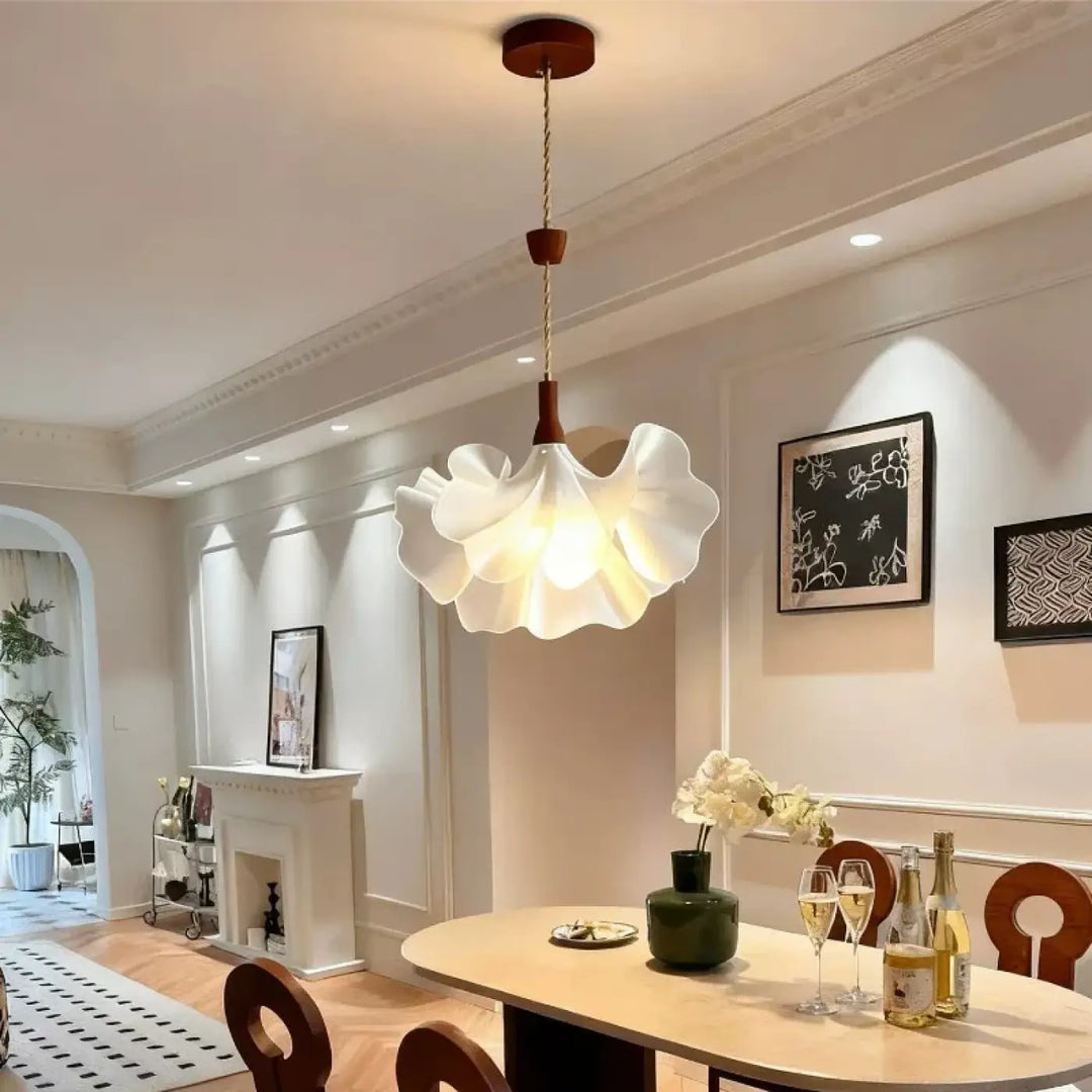 Suspension luminaire volina lampe suspendue blanche délicate en forme de pétale avec accents en bois et lumière chaude