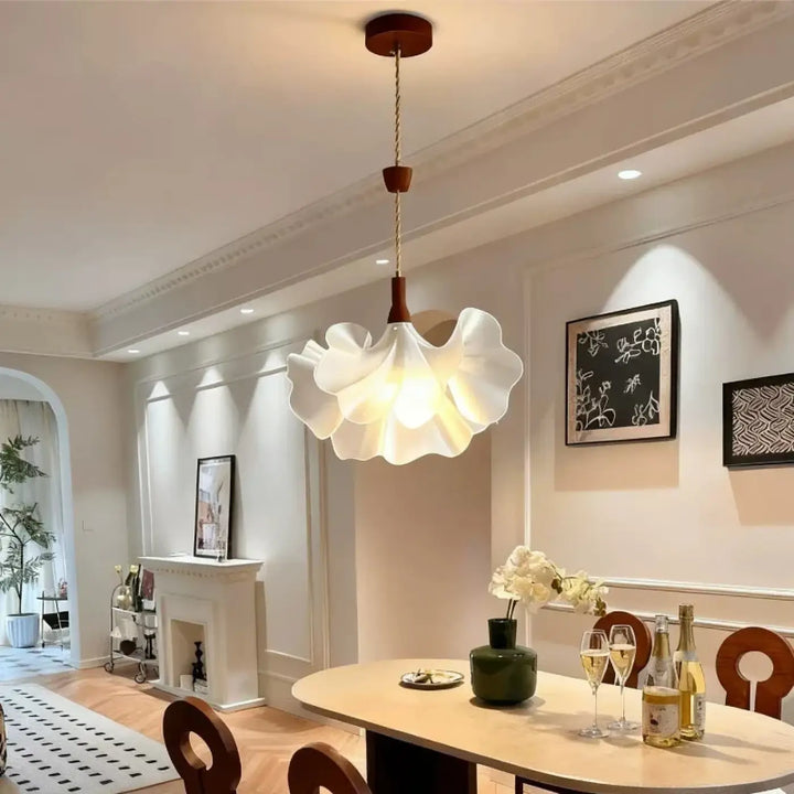 Suspension luminaire volina lampe suspendue blanche délicate en forme de pétale avec accents en bois et lumière chaude