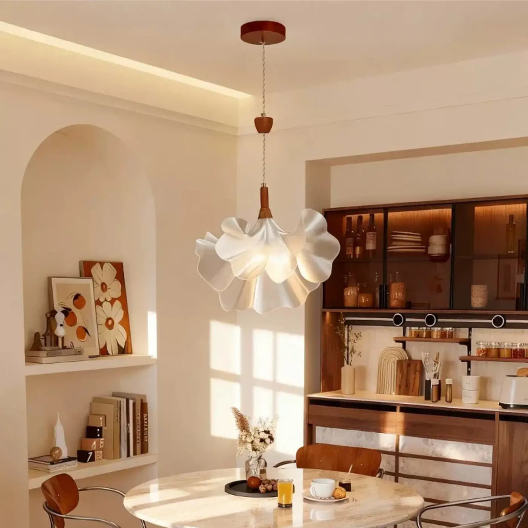 Suspension luminaire volina avec lampe suspendue blanche en forme de pétale montée sur plafond en bois avec chaîne
