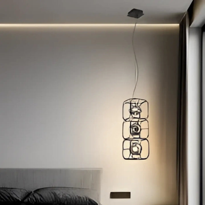 Suspension luminaire axoria noir en métal avec design géométrique aux formes graphiques cube lumineux à trois sections