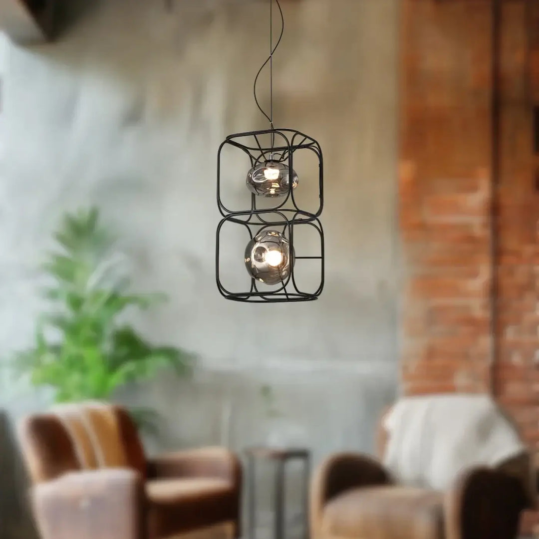 Suspension luminaire axoria en cage metal noir avec deux globes en verre pour un style aux formes graphiques moderne