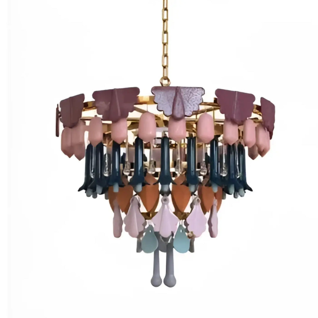 Suspension luminaire modora avec pampilles colorées en verre pastel rose mauve et teal en forme de papillons suspendues par chaîne dorée esprit couture