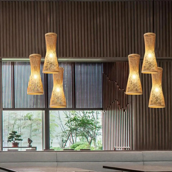Suspension luminaire en bambou au forme élancée et ondulant

